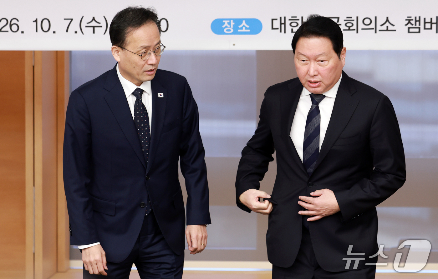 (서울=뉴스1) 이호윤 기자 = 이형일 부총리 겸 재정경제부 장관과 최태원 대한상공회의소 회장이 7일 서울 중구 대한서울상공회의소에서 열린 경제6단체장 간담회 겸 기업혁신 지원 민 …