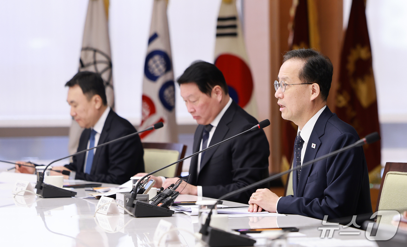 (서울=뉴스1) 이호윤 기자 = 이형일 부총리 겸 재정경제부 장관이 7일 서울 중구 대한서울상공회의소에서 열린 경제6단체장 간담회 겸 기업혁신 지원 민관협의체에서 인사말을 하고 있 …