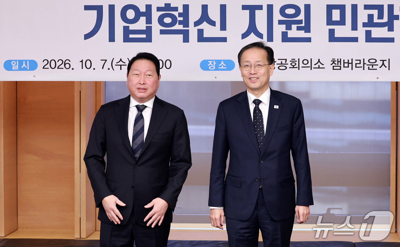 (서울=뉴스1) 이호윤 기자 = 이형일 부총리 겸 재정경제부 장관(오른쪽)과 최태원 대한상공회의소 회장이 7일 서울 중구 대한서울상공회의소에서 열린 경제6단체장 간담회 겸 기업혁신 …