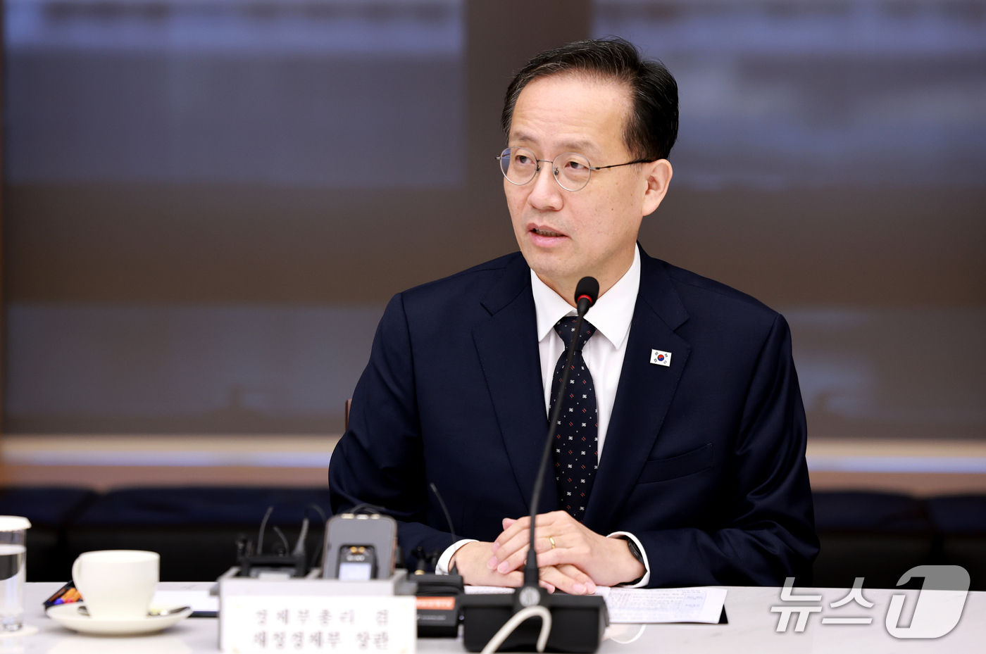 (서울=뉴스1) 이호윤 기자 = 이형일 부총리 겸 재정경제부 장관이 7일 서울 중구 대한서울상공회의소에서 열린 경제6단체장 간담회 겸 기업혁신 지원 민관협의체에서 인사말을 하고 있 …