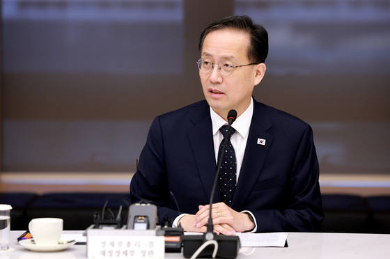 인사말하는 이형일 부총리