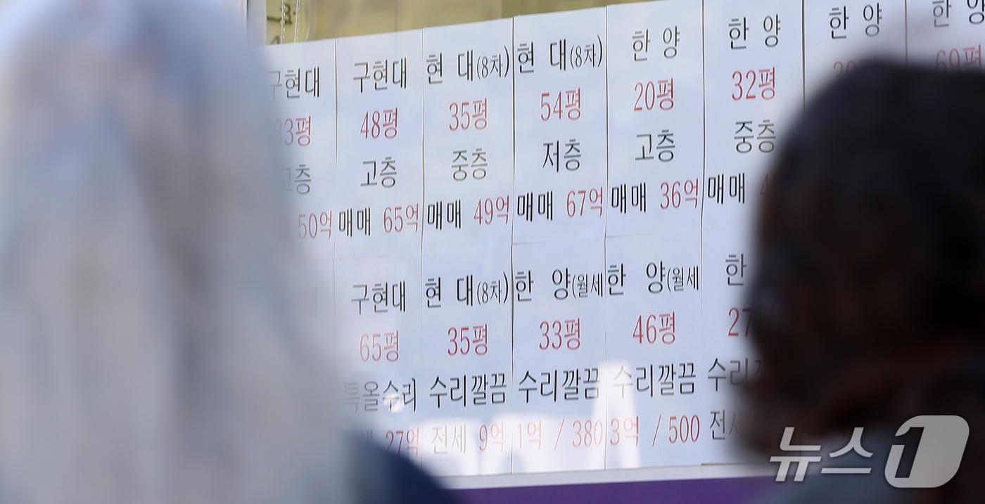 (서울=뉴스1) 김성진 기자 = 서울 아파트 전셋값이 치솟고 매물까지 자취를 감추면서 세입자들의 '전셋집 사수'가 갈수록 치열해지고 있다. 계약 만기를 앞두고 다른 집으로 옮기려 …