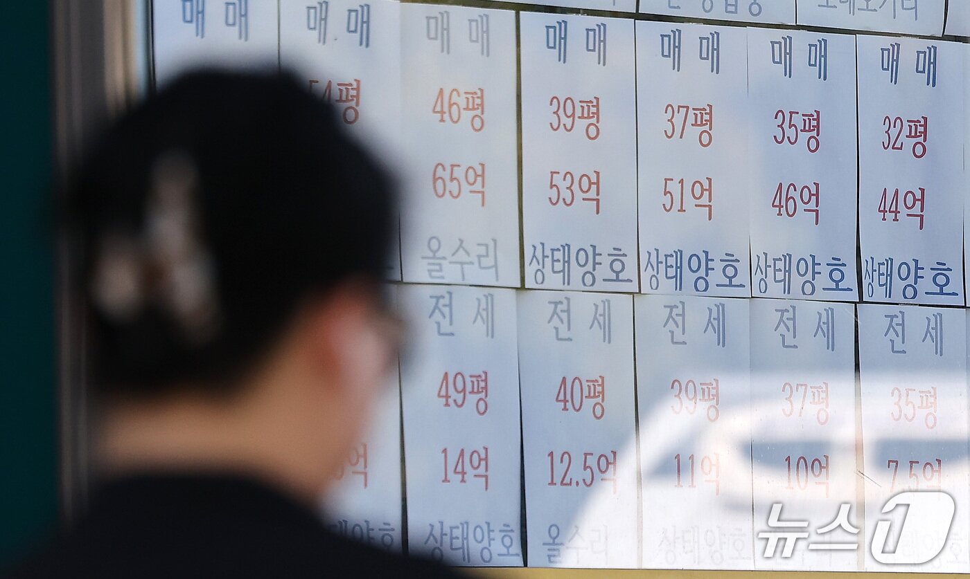 본문 이미지 - 서울 시내 한 공인중개사무소에 아파트 전세 매물 안내문이 붙어 있다. 2026.10.7 ⓒ 뉴스1 김성진 기자