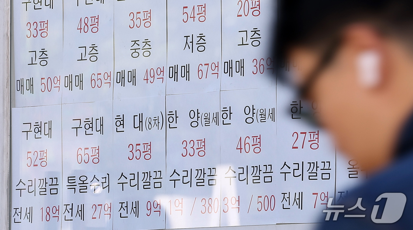 (서울=뉴스1) 김성진 기자 = 서울 아파트 전셋값이 치솟고 매물까지 자취를 감추면서 세입자들의 '전셋집 사수'가 갈수록 치열해지고 있다. 계약 만기를 앞두고 다른 집으로 옮기려 …
