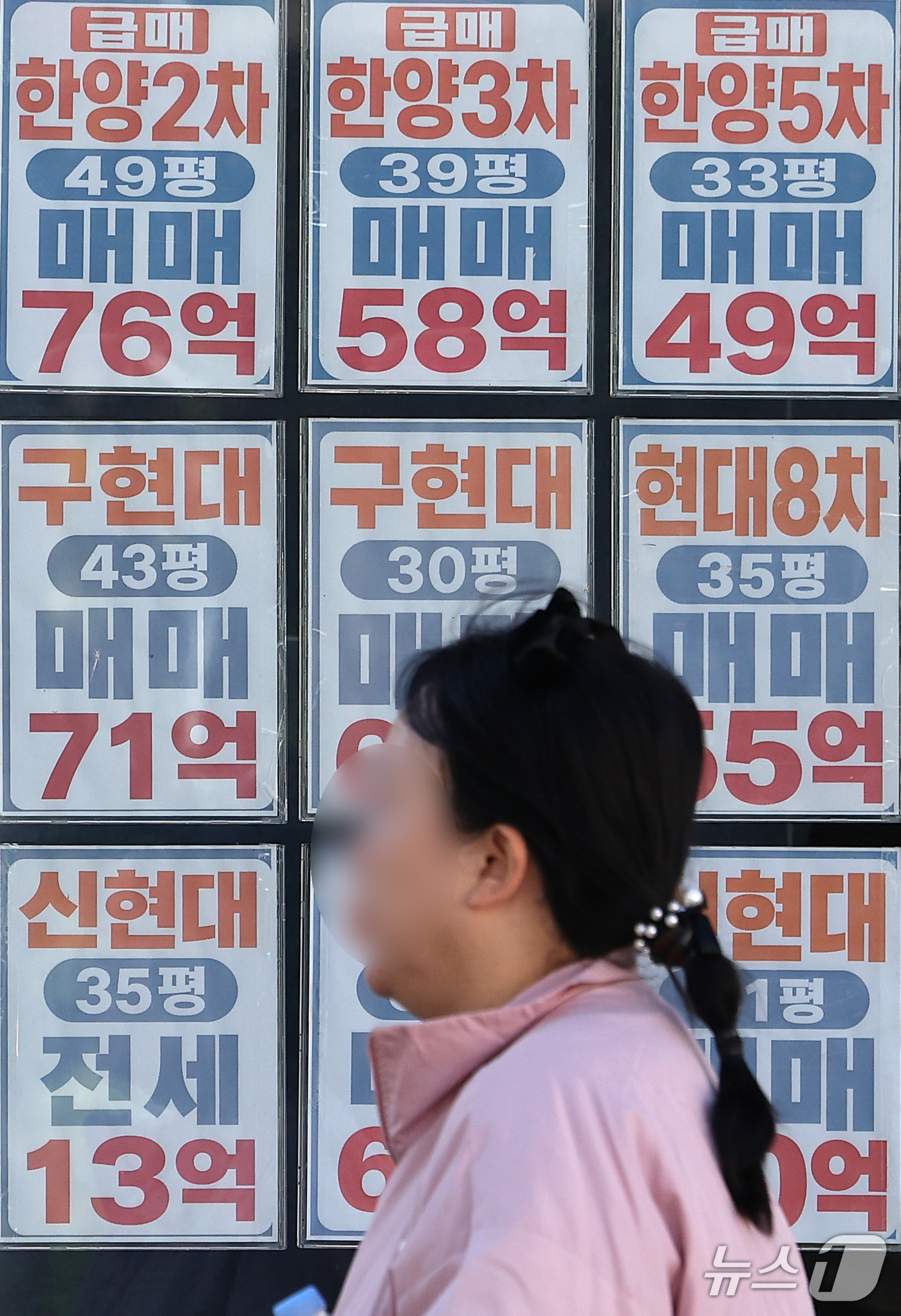(서울=뉴스1) 김성진 기자 = 서울 아파트 전셋값이 치솟고 매물까지 자취를 감추면서 세입자들의 '전셋집 사수'가 갈수록 치열해지고 있다. 계약 만기를 앞두고 다른 집으로 옮기려 …