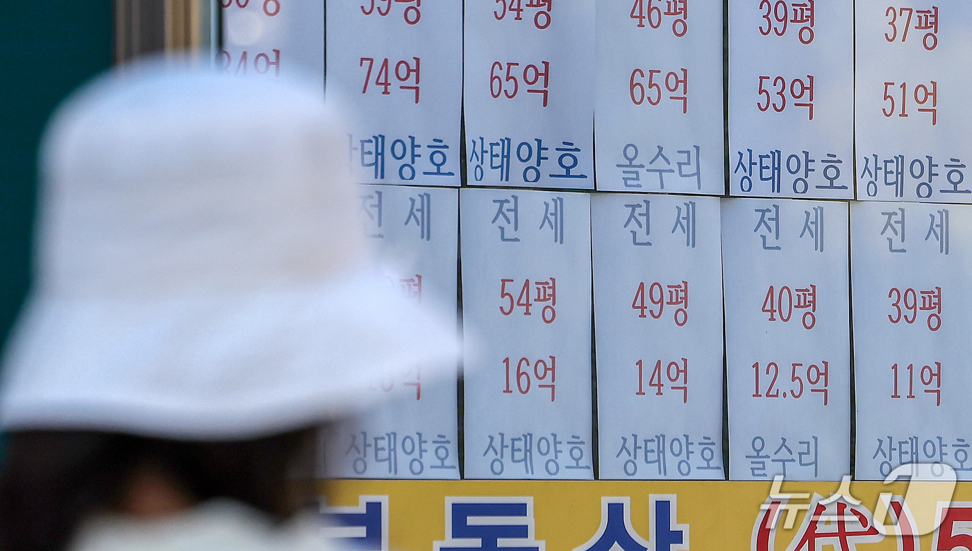 (서울=뉴스1) 김성진 기자 = 서울 아파트 전셋값이 치솟고 매물까지 자취를 감추면서 세입자들의 '전셋집 사수'가 갈수록 치열해지고 있다. 계약 만기를 앞두고 다른 집으로 옮기려 …