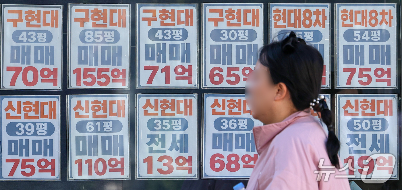 (서울=뉴스1) 김성진 기자 = 서울 아파트 전셋값이 치솟고 매물까지 자취를 감추면서 세입자들의 '전셋집 사수'가 갈수록 치열해지고 있다. 계약 만기를 앞두고 다른 집으로 옮기려 …