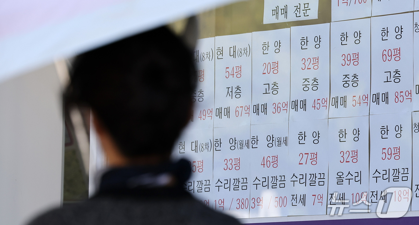 (서울=뉴스1) 김성진 기자 = 서울 아파트 전셋값이 치솟고 매물까지 자취를 감추면서 세입자들의 '전셋집 사수'가 갈수록 치열해지고 있다. 계약 만기를 앞두고 다른 집으로 옮기려 …