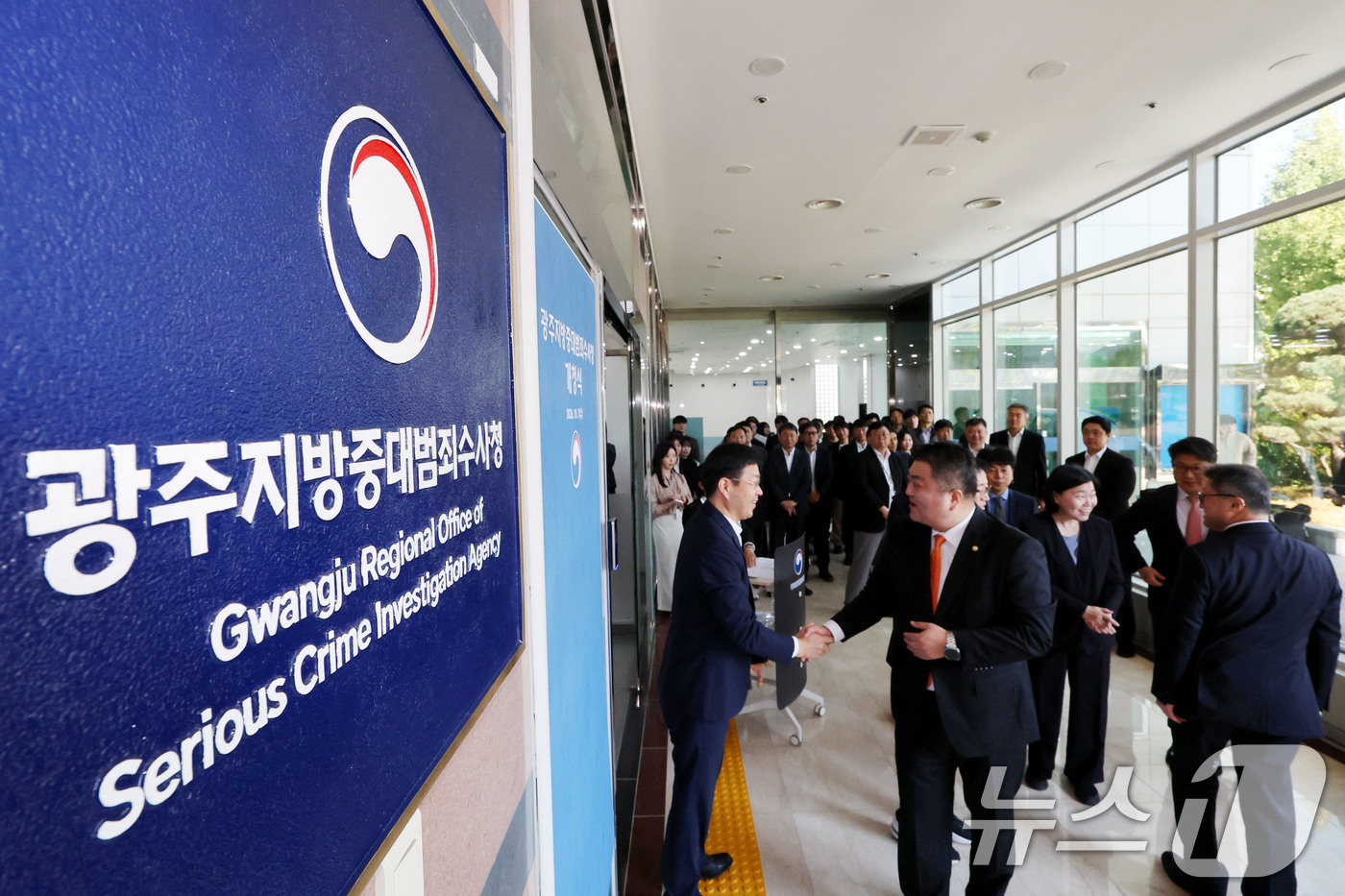 (광주=뉴스1) 박지현 기자 = 임은정 광주지방중대범죄수사청장이 7일 오전 전남광주 북구 중흥동 광주지방 중대범죄수사청에서 열린 개청식에서 참석자들과 인사를 나누고 있다. (공동취 …