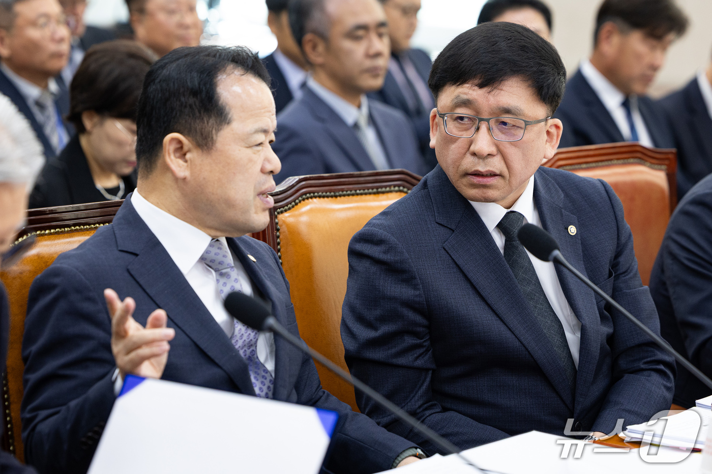 (서울=뉴스1) 유승관 기자 = 위철환 중앙선거관리위원장 직무대행과 강동완 사무총장 직무대행이 7일 서울 여의도 국회에서 열린 행정안전위원회의 중앙선거관리위원회 등에 대한 국정감사 …