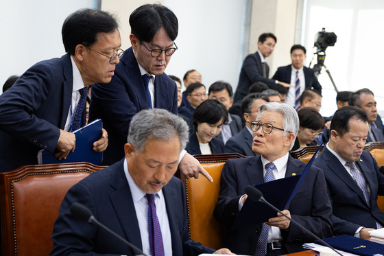 [국감] 직원들과 대화하는 최동석 인사혁신처장