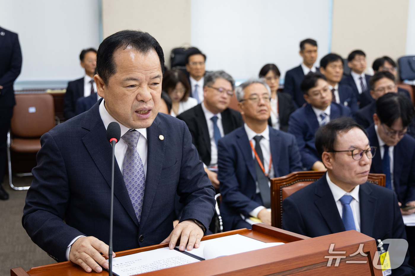 (서울=뉴스1) 유승관 기자 = 위철환 중앙선거관리위원장 직무대행이 7일 서울 여의도 국회에서 열린 행정안전위원회의 중앙선거관리위원회 등에 대한 국정감사에 출석해 인사말을 하고 있 …