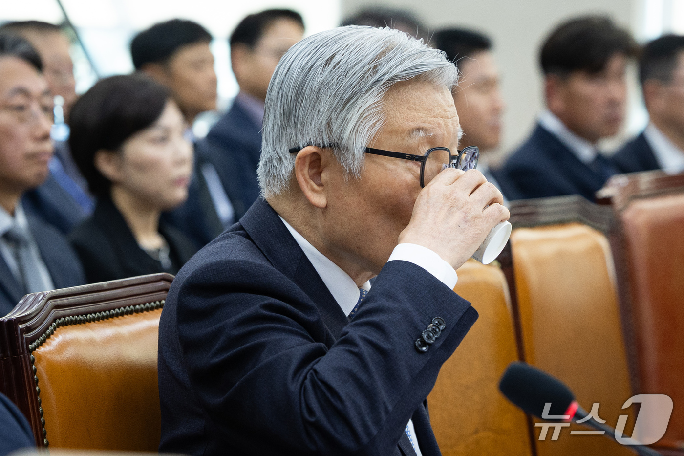 (서울=뉴스1) 유승관 기자 = 최동석 인사혁신처장이 7일 서울 여의도 국회에서 열린 행정안전위원회의 중앙선거관리위원회 등에 대한 국정감사에 출석해 물을 마시고 있다. 2026.1 …
