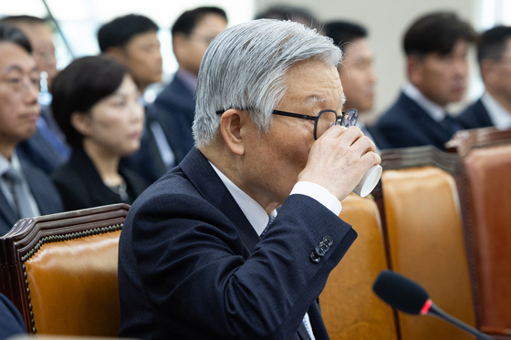 [국감] 물 마시는 최동석 인사혁신처장