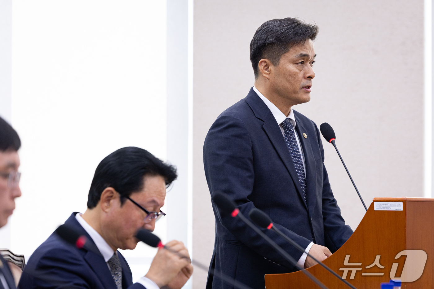 (서울=뉴스1) 유승관 기자 = 최용철 소방청장이 7일 서울 여의도 국회에서 열린 행정안전위원회의 중앙선거관리위원회 등에 대한 국정감사에 출석해 업무보고를 하고 있다. 2026.1 …