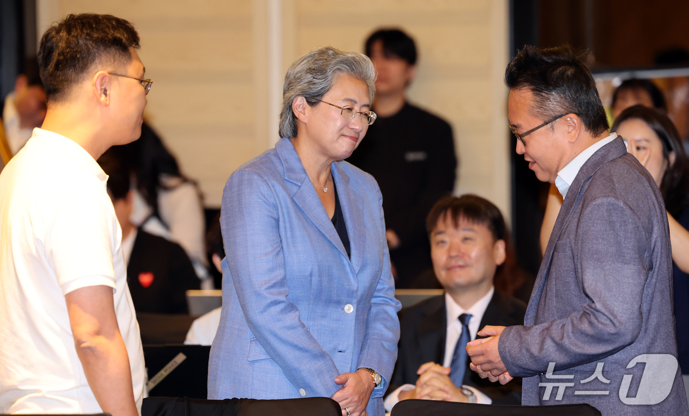 (서울=뉴스1) 이종덕 기자 = 리사 수 AMD 회장이 7일 서울 종로구 포시즌스호텔에서 AI 반도체 기업 라운드테이블에 입장하며 기업인들과 인사를 나누고 있다.  2026.10. …