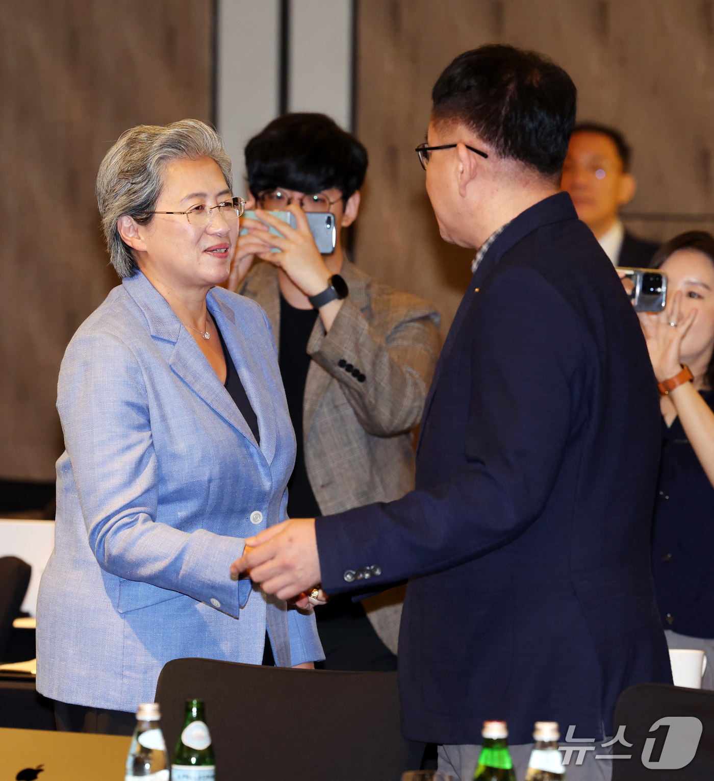 (서울=뉴스1) 이종덕 기자 = 리사 수 AMD 회장이 7일 서울 종로구 포시즌스호텔에서 AI 반도체 기업 라운드테이블에 입장하며 기업인들과 인사를 나누고 있다.  2026.10. …