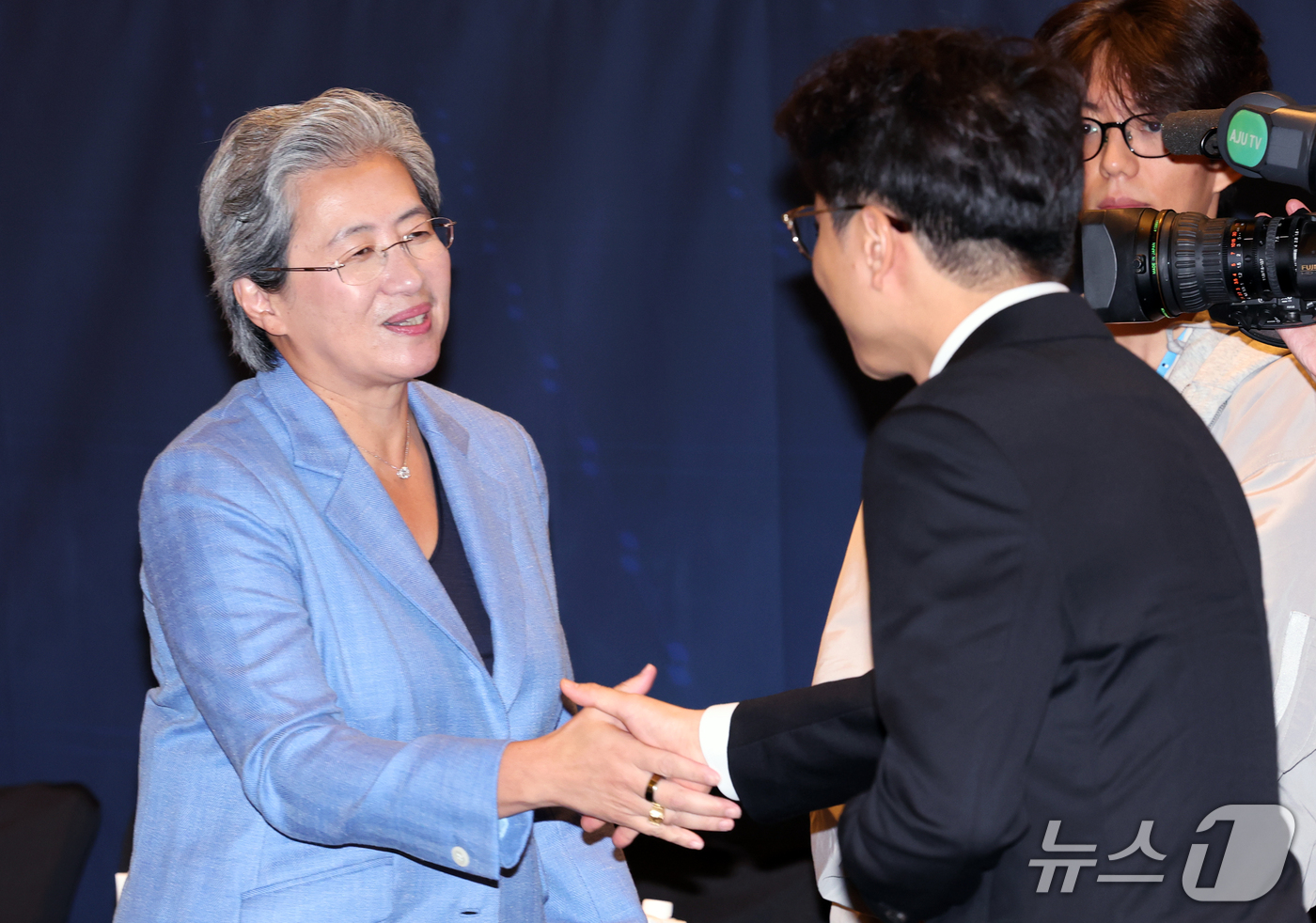 (서울=뉴스1) 이종덕 기자 = 리사 수 AMD 회장이 7일 서울 종로구 포시즌스호텔에서 AI 반도체 기업 라운드테이블에 입장하며 기업인들과 인사를 나누고 있다.  2026.10. …