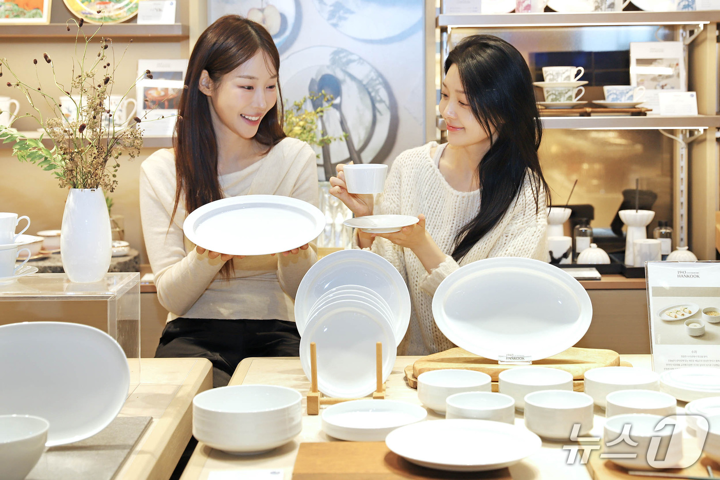 (서울=뉴스1) = 7일 서울 강남구 신세계백화점 강남점에서 모델들이 한국도자기의 신규 라인업 '문화이트(Moon White)' 팝업스토어를 소개하고 있다.문화이트는 본차이나 원료 …