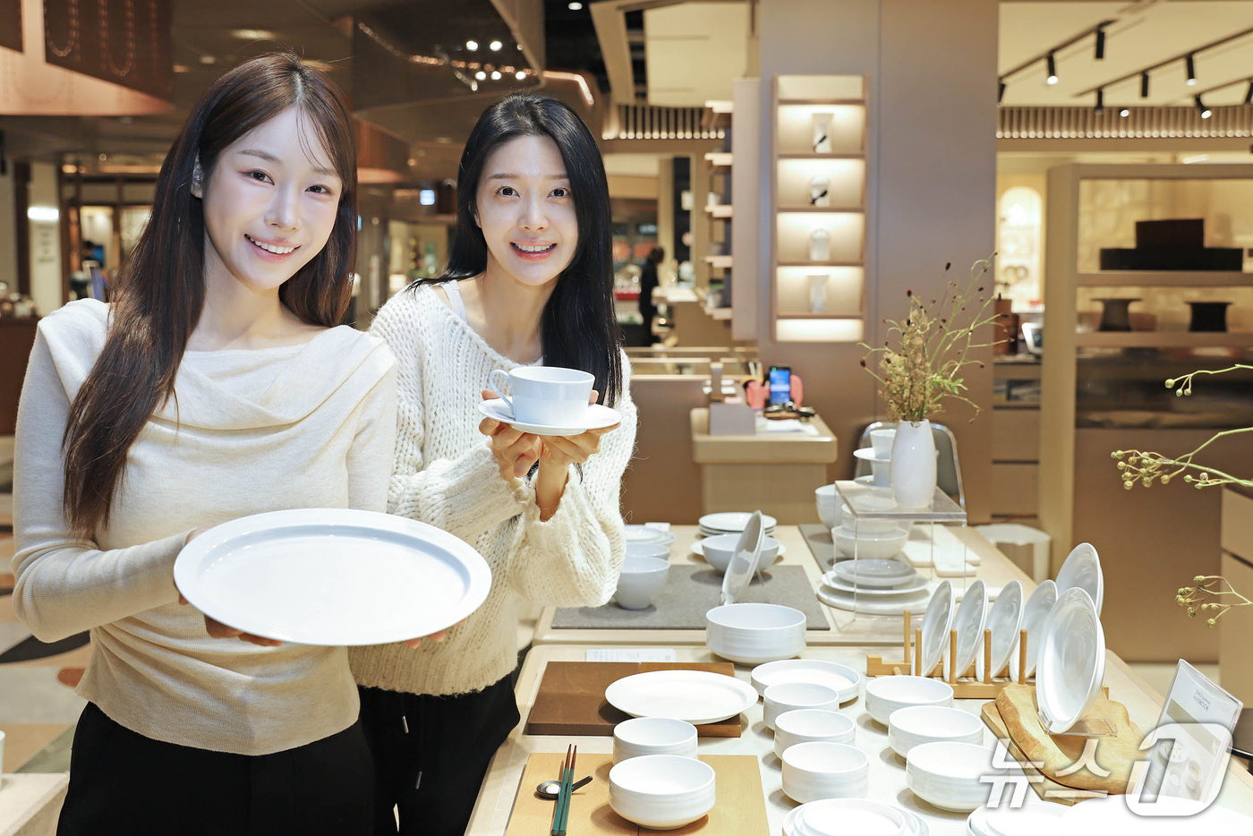 (서울=뉴스1) = 7일 서울 강남구 신세계백화점 강남점에서 모델들이 한국도자기의 신규 라인업 '문화이트(Moon White)' 팝업스토어를 소개하고 있다.문화이트는 본차이나 원료 …