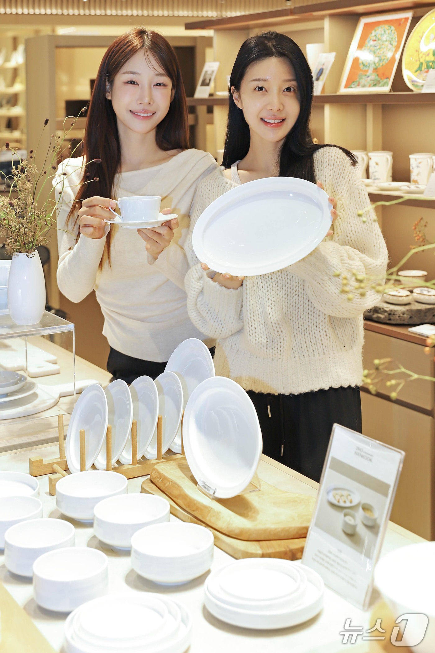 (서울=뉴스1) = 7일 서울 강남구 신세계백화점 강남점에서 모델들이 한국도자기의 신규 라인업 '문화이트(Moon White)' 팝업스토어를 소개하고 있다.문화이트는 본차이나 원료 …