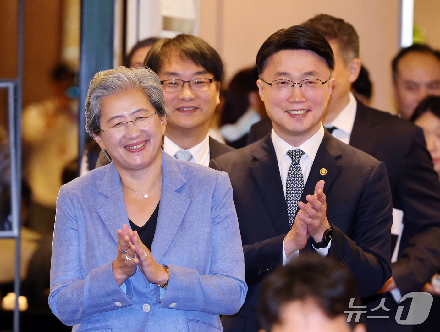 (서울=뉴스1) 이종덕 기자 = 리사 수 AMD 회장과 류제명 과기정통부 2차관이 7일 서울 종로구 포시즌스호텔에서 AI 반도체 기업 라운드테이블에 입장하며 박수 치고 있다.  2 …