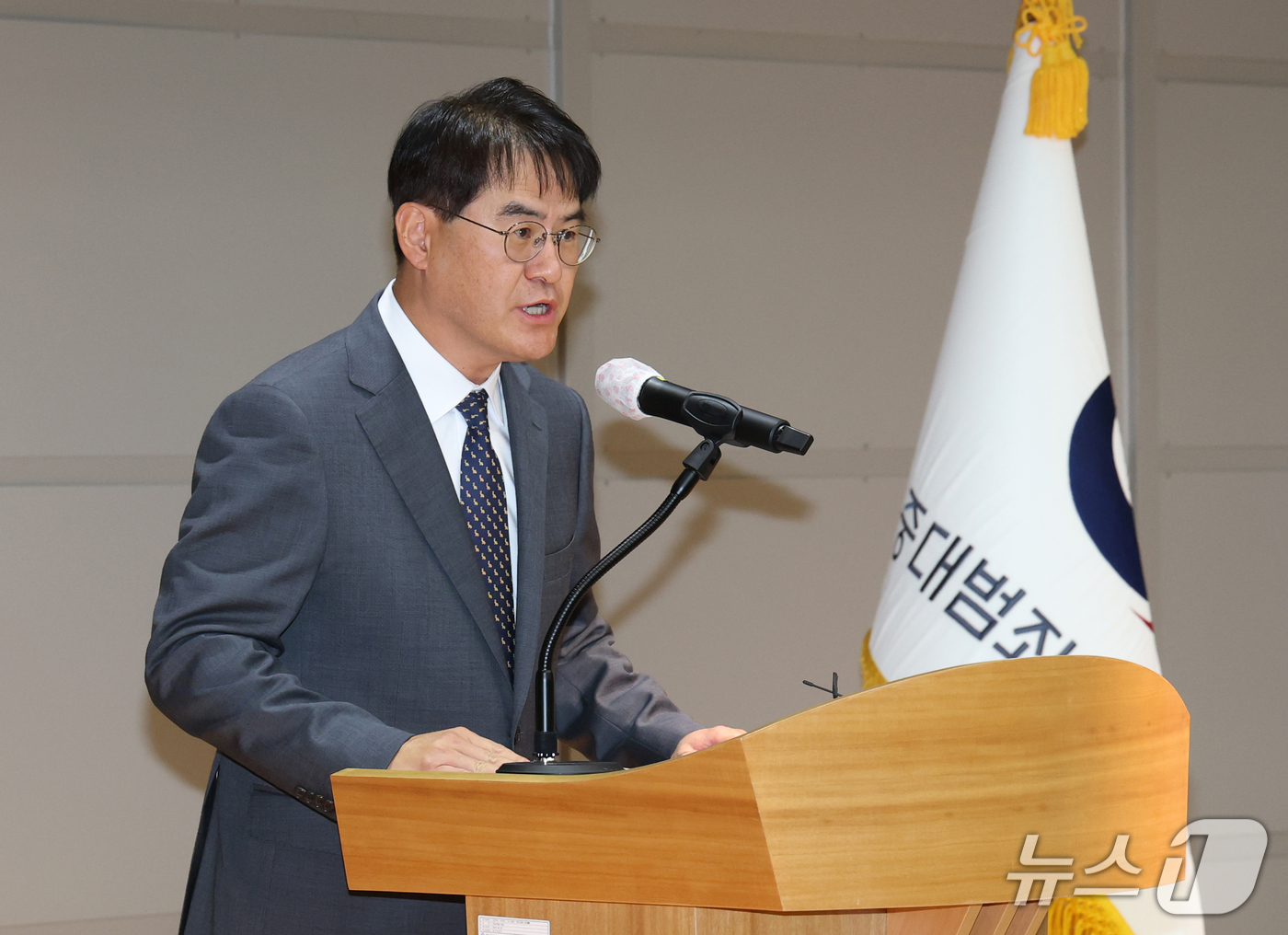 (수원=뉴스1) 김영운 기자 = 김형근 수원지방중대범죄수사청 초대청장이 7일 경기 수원시 영통구 수원지방중대범죄수사청에서 개청사를 하고 있다. 2026.10.7/뉴스1