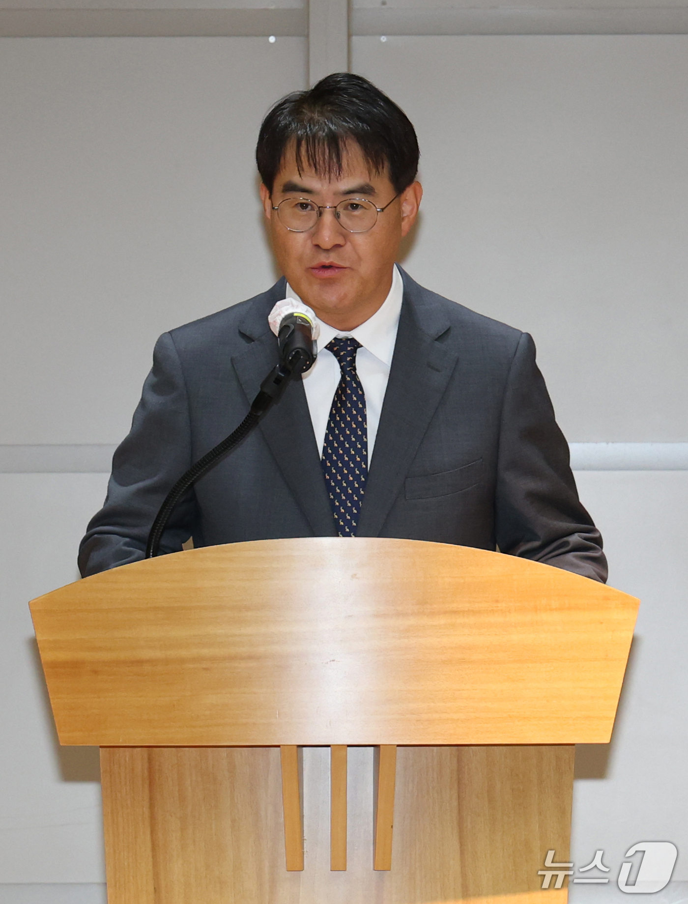 (수원=뉴스1) 김영운 기자 = 김형근 수원지방중대범죄수사청 초대청장이 7일 경기 수원시 영통구 수원지방중대범죄수사청에서 개청사를 하고 있다. 2026.10.7/뉴스1