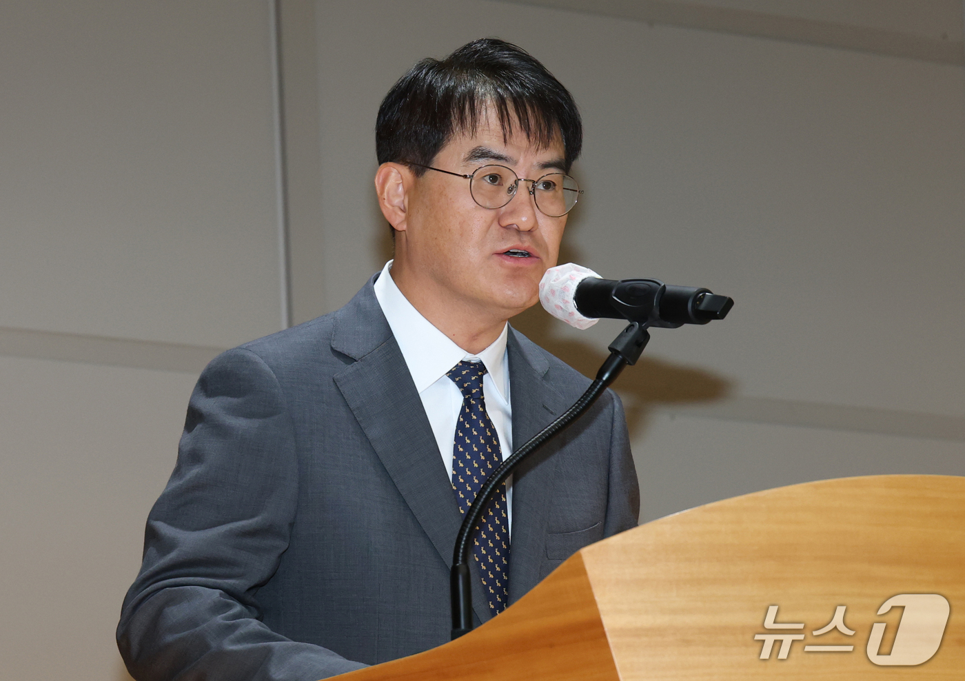 (수원=뉴스1) 김영운 기자 = 김형근 수원지방중대범죄수사청 초대청장이 7일 경기 수원시 영통구 수원지방중대범죄수사청에서 개청사를 하고 있다. 2026.10.7/뉴스1