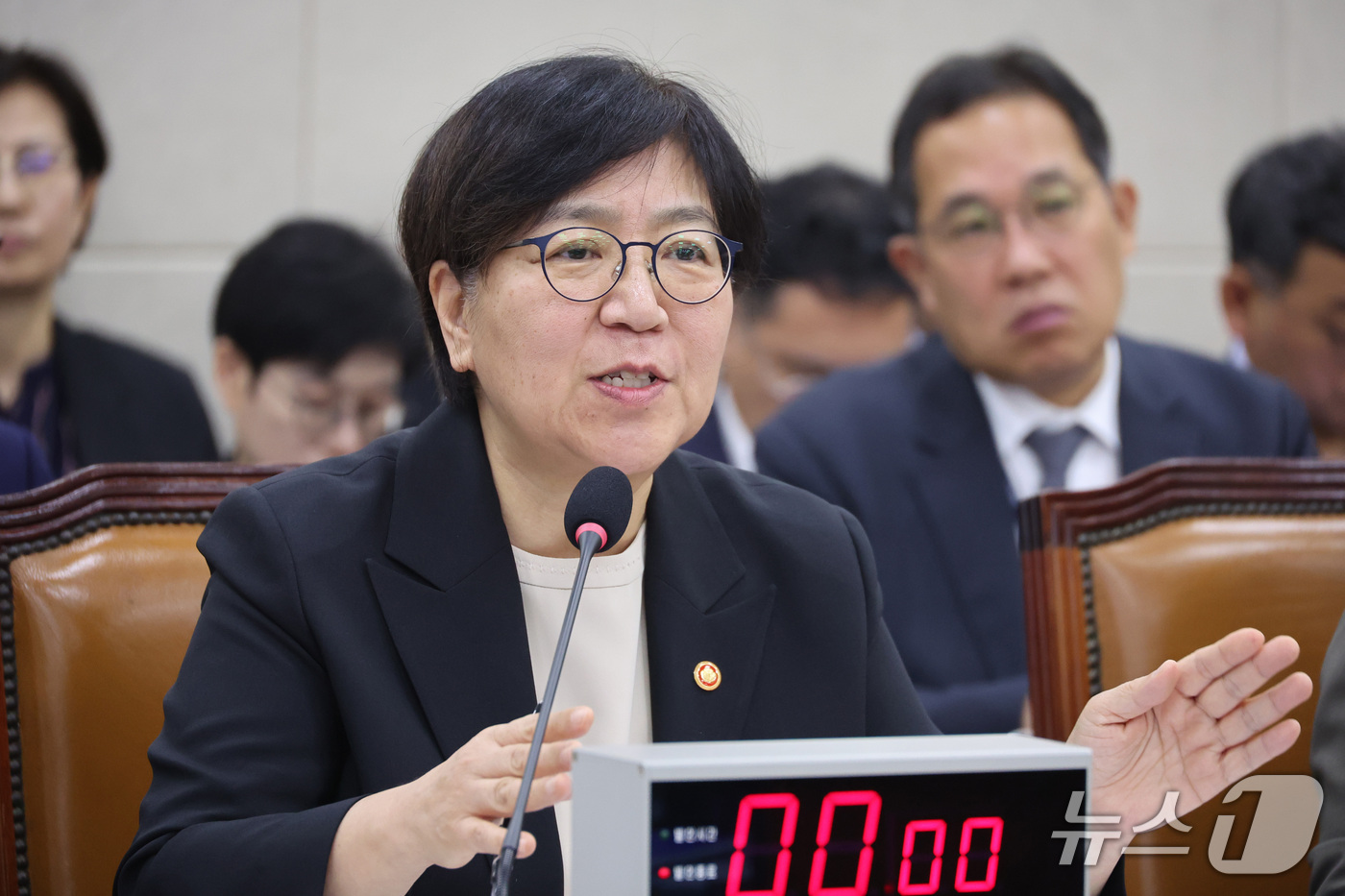 (서울=뉴스1) 신웅수 기자 = 정은경 보건복지부 장관이 7일 서울 여의도 국회에서 열린 보건복지위원회의 보건복지부 등에 대한 국정감사에서 의원 질의에 답변하고 있다. 2026.1 …