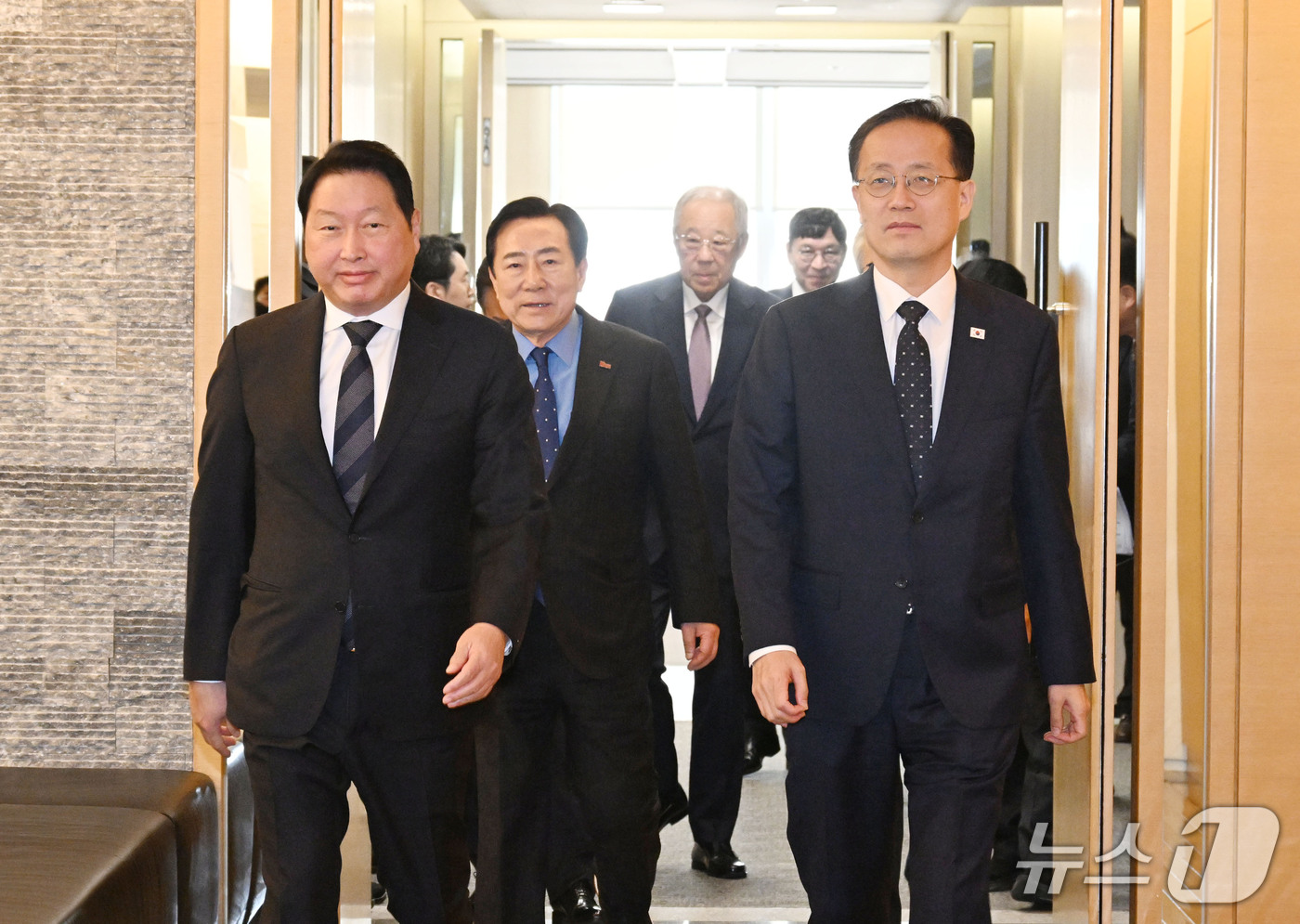 (서울=뉴스1) = 이형일 부총리 겸 재정경제부 장관이 7일 서울 대한상공회의소에서 열린 최태원 대한상공회의소 회장, 김기문 중소기업중앙회 회장 등 경제6단체장과 간담회를 하기 위 …