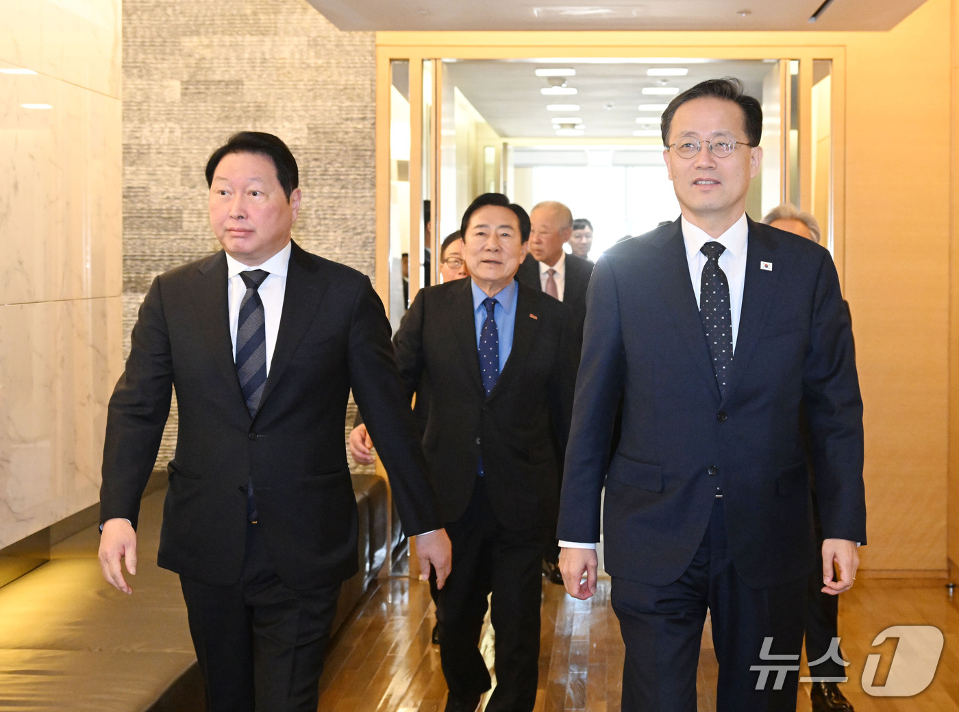 (서울=뉴스1) = 이형일 부총리 겸 재정경제부 장관이 7일 서울 대한상공회의소에서 열린 최태원 대한상공회의소 회장, 김기문 중소기업중앙회 회장 등 경제6단체장과 간담회를 하기 위 …