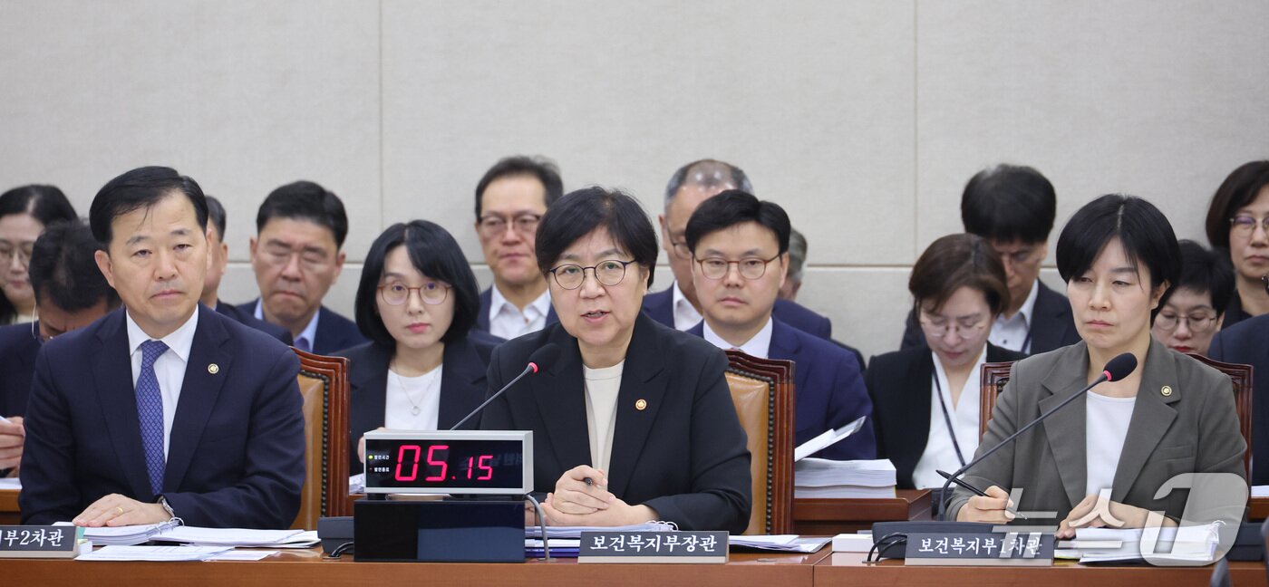 본문 이미지 - 정은경 보건복지부 장관이 7일 서울 여의도 국회에서 열린 보건복지위원회의 보건복지부 등에 대한 국정감사에서 의원 질의에 답변하고 있다. 2026.10.7 ⓒ 뉴스1 신웅수 기자