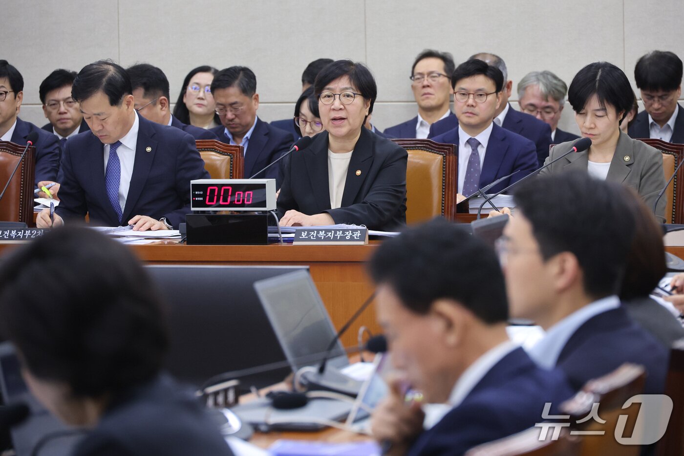 본문 이미지 - 정은경 보건복지부 장관이 7일 서울 여의도 국회에서 열린 보건복지위원회의 보건복지부 등에 대한 국정감사에서 의원 질의에 답변하고 있다. 2026.10.7 ⓒ 뉴스1 신웅수 기자