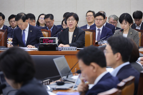 [국감초점] 복지위 '김용범 증인' 공방…野 "의혹 물어야" 與 "정치공세"