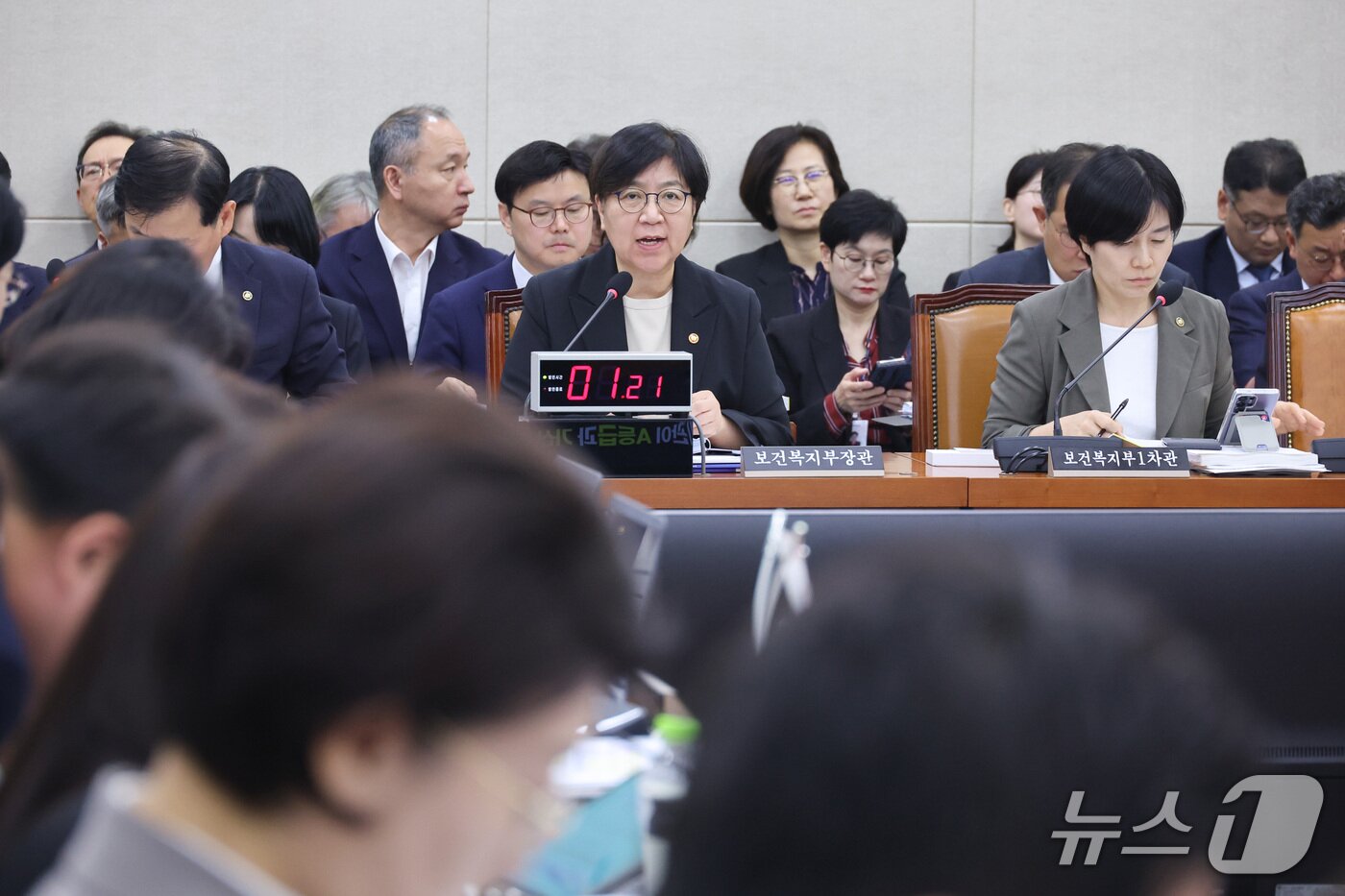 본문 이미지 - 정은경 보건복지부 장관이 7일 서울 여의도 국회에서 열린 보건복지위원회의 보건복지부 등에 대한 국정감사에서 의원 질의에 답변하고 있다. 2026.10.7 ⓒ 뉴스1 신웅수 기자