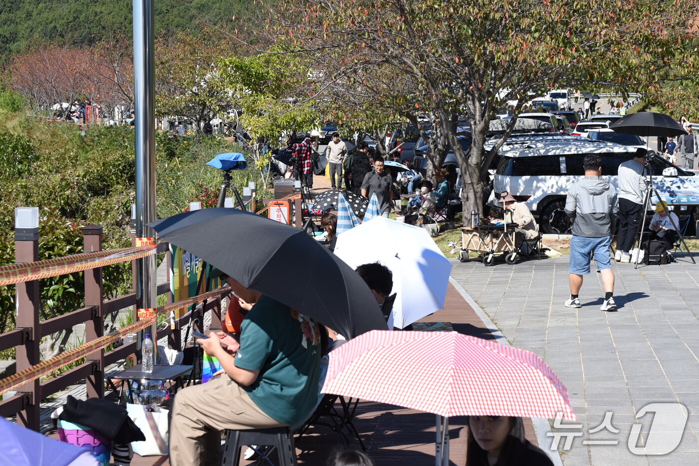 (고흥=뉴스1) 김성준 기자 = 누리호 5차 발사를 앞둔 7일 오전 전남광주 고흥군 우주발사전망대를 찾은 시민들이 돗자리를 펴고 발사를 기다리고 있다.  2026.10.7/뉴스1