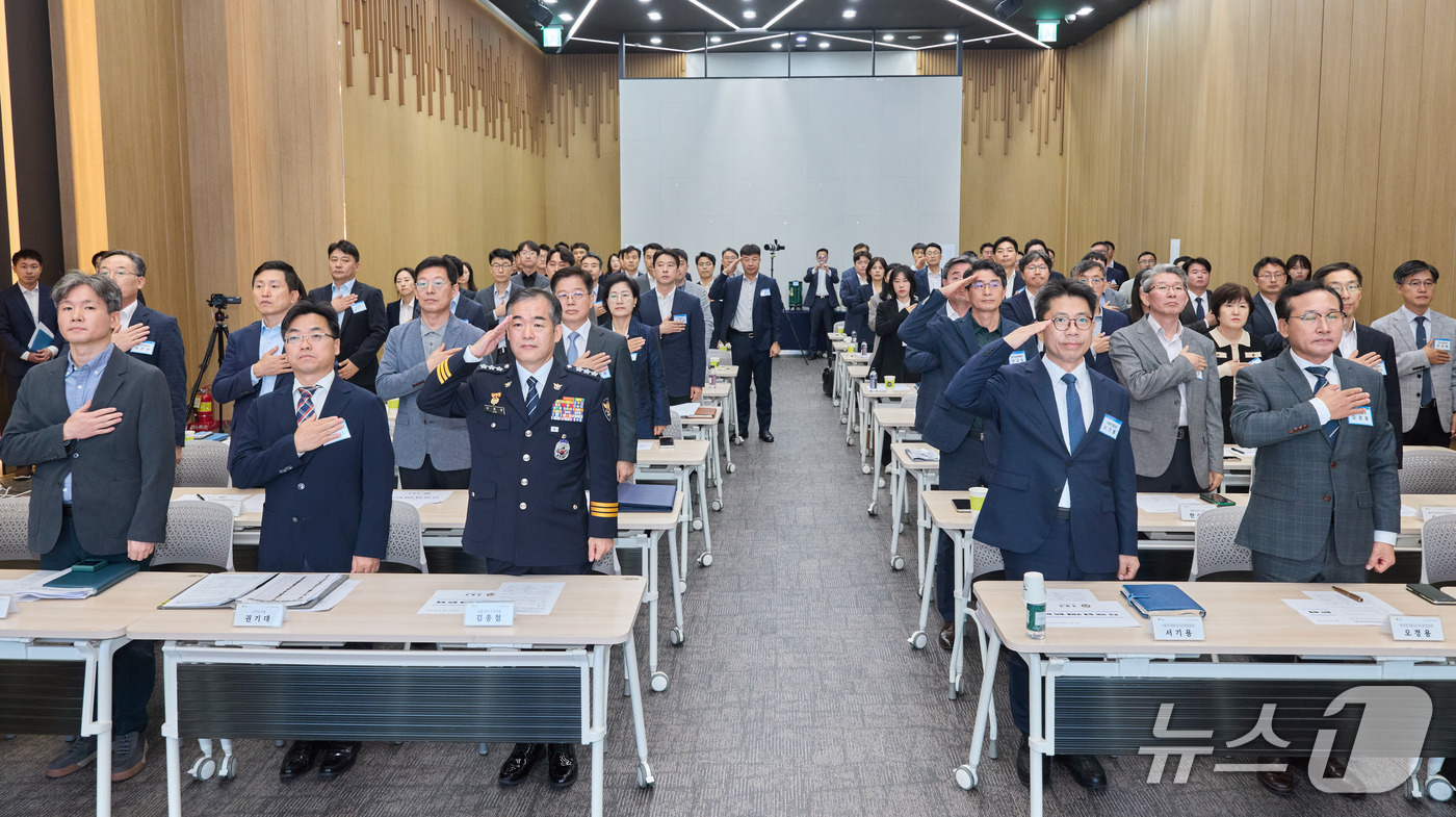 (서울=뉴스1) = 7일 서울 서대문구 경찰청 청사에서 열린 전국 감사·감찰부서장 워크숍에서 김종철 청장 직무대행 등 참석자들이 경례하고 있다. (경찰청 제공. 재판매 및 DB 금 …