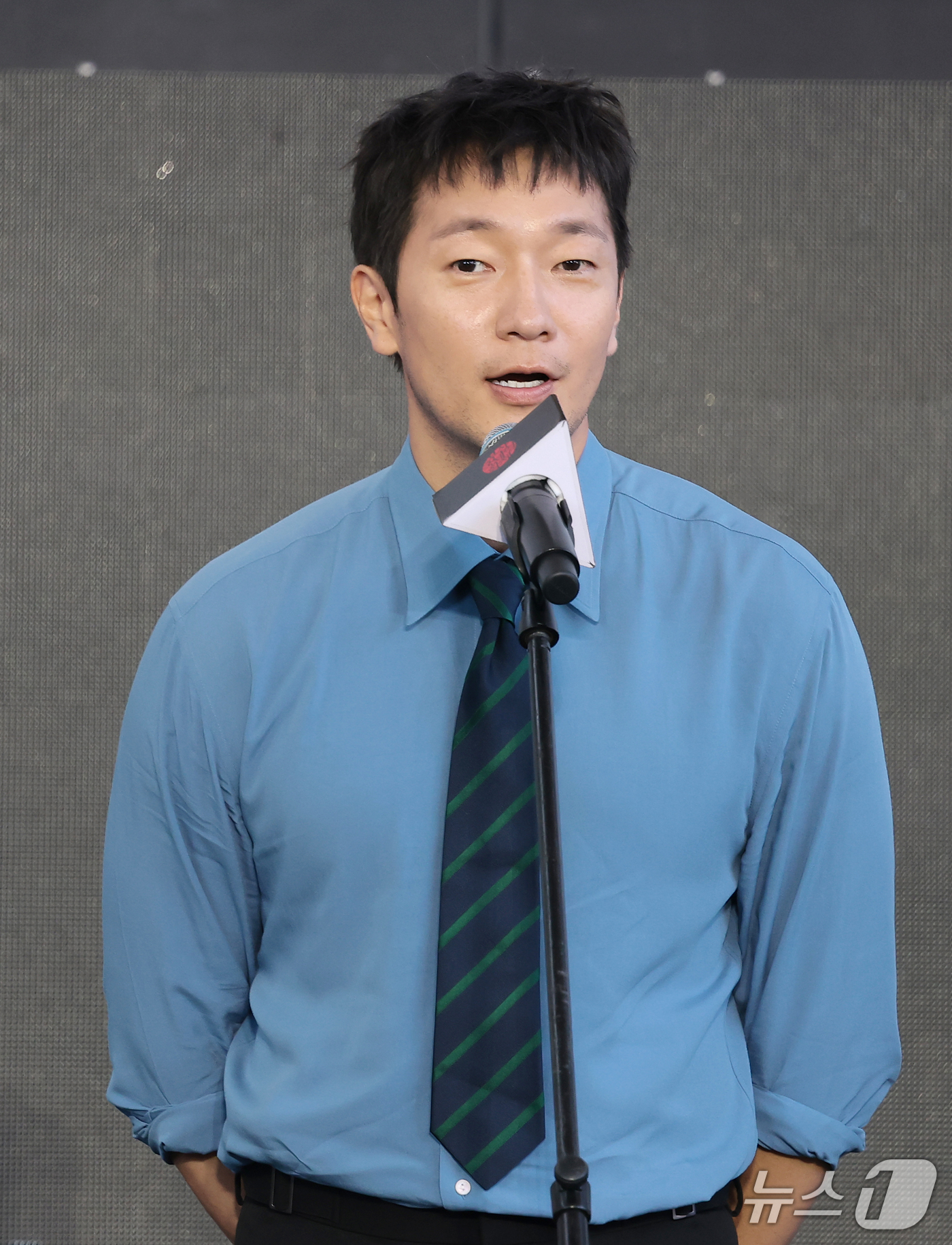 (부산=뉴스1) 권현진 기자 = 배우 손석구가 7일 부산 해운대구 영화의전당 야외무대에서 열린 영화 ‘베드포드 파크’ 무대 인사를 하고 있다. 2026.10.7/뉴스1