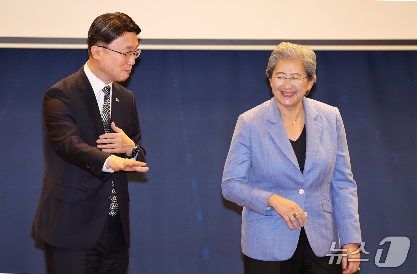 (서울=뉴스1) 이종덕 기자 = 리사 수 AMD 회장과 류제명 과기정통부 2차관이 7일 서울 종로구 포시즌스호텔에서 열린 AI 반도체 기업 라운드테이블에서 환담하고 있다. 2026 …