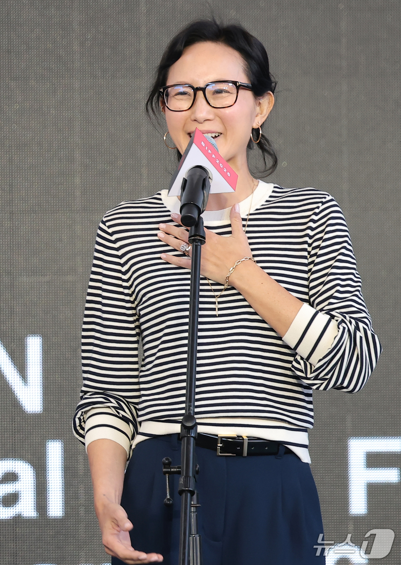 (부산=뉴스1) 권현진 기자 = 스테파니 안 감독이 7일 부산 해운대구 영화의전당 야외무대에서 열린 영화 ‘베드포드 파크’ 무대 인사를 하고 있다. 2026.10.7/뉴스1