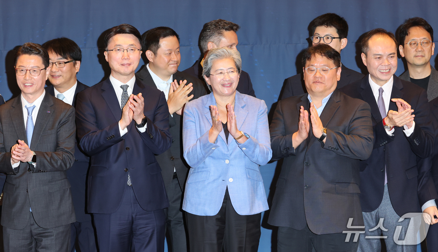 (서울=뉴스1) 이종덕 기자 = 리사 수 AMD 회장과 류제명 과기정통부 2차관이 7일 서울 종로구 포시즌스호텔에서 열린 AI 반도체 기업 라운드테이블에서 기념촬영 하고 있다. 2 …