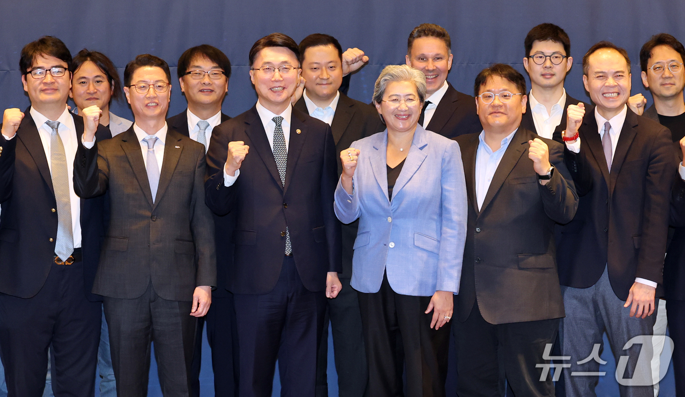 (서울=뉴스1) 이종덕 기자 = 리사 수 AMD 회장과 류제명 과기정통부 2차관이 7일 서울 종로구 포시즌스호텔에서 열린 AI 반도체 기업 라운드테이블에서 기념촬영 하고 있다. 2 …