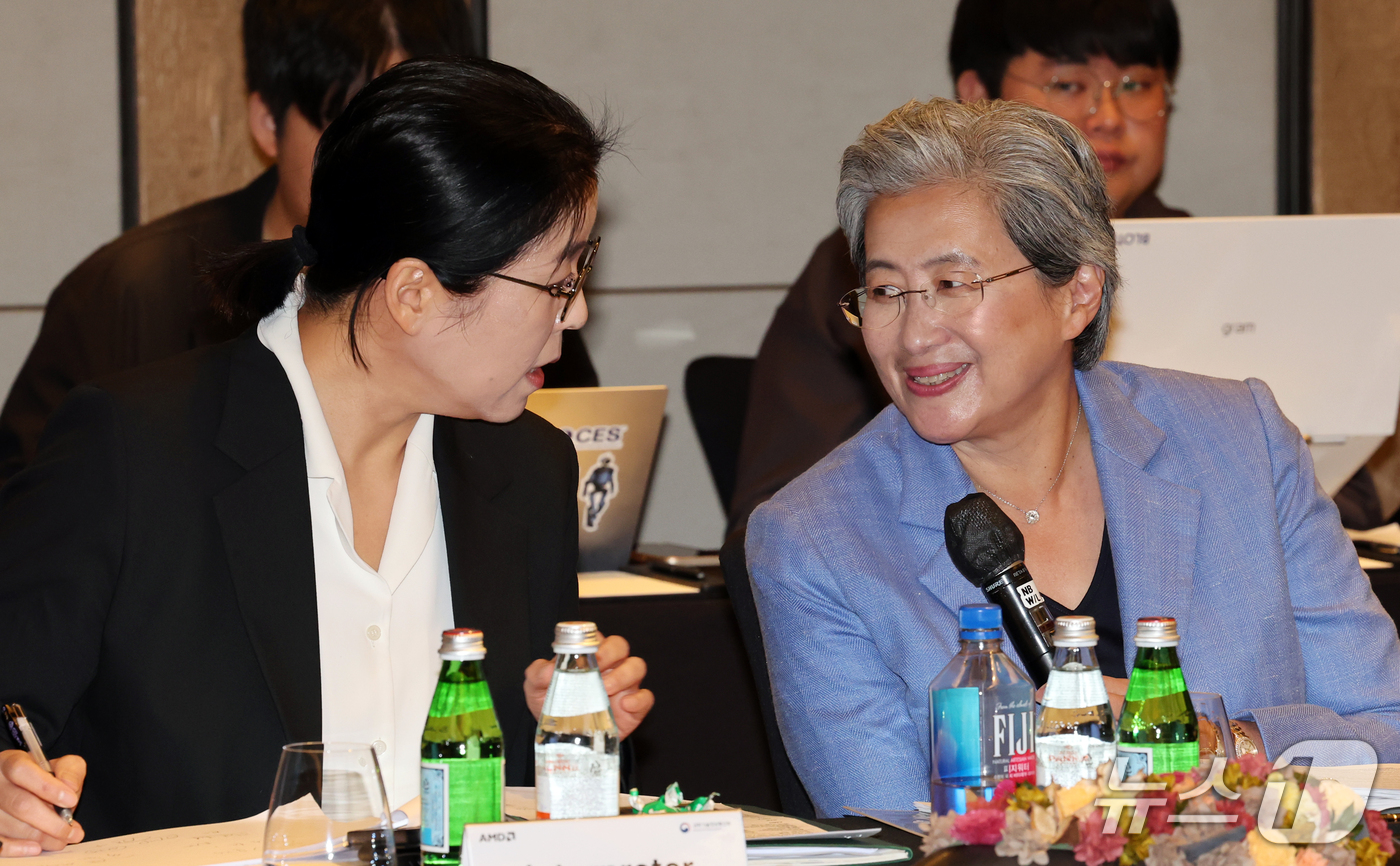(서울=뉴스1) 이종덕 기자 = 리사 수 AMD 회장이 7일 서울 종로구 포시즌스호텔에서 열린 AI 반도체 기업 라운드테이블에서 통역과 대화 하고 있다. 2026.10.7/뉴스1
