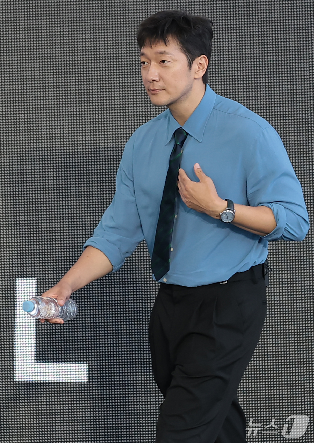(부산=뉴스1) 권현진 기자 = 배우 손석구가 7일 부산 해운대구 영화의전당 야외무대에서 열린 영화 ‘베드포드 파크’ 무대 인사를 위해 입장하고 있다. 2026.10.7/뉴스1