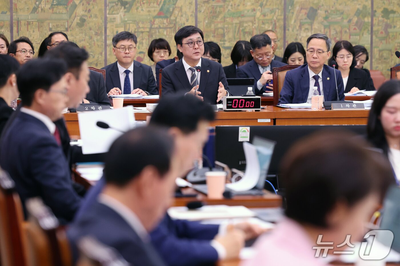 본문 이미지 - 최휘영 문화체육관광부 장관이 7일 서울 여의도 국회 문화체육관광위원회에서 열린 문화체육관광부에 대한 국정감사에서 의원 질의에 답하고 있다. 2026.10.7 ⓒ 뉴스1 황기선 기자