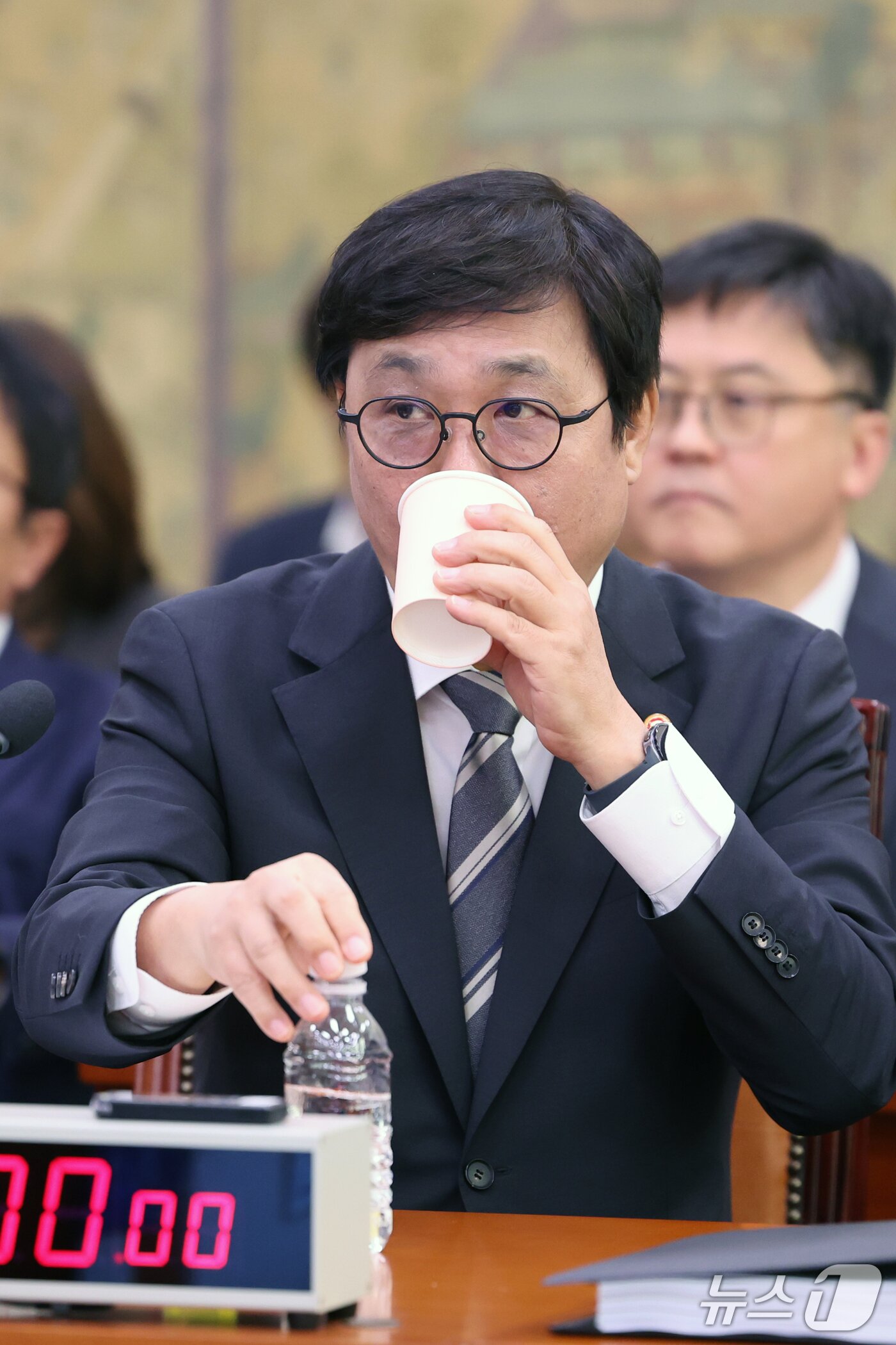 본문 이미지 - 최휘영 문화체육관광부 장관이 7일 서울 여의도 국회 문화체육관광위원회에서 열린 문화체육관광부에 대한 국정감사에서 물을 마시고 있다. 2026.10.7 ⓒ 뉴스1 황기선 기자