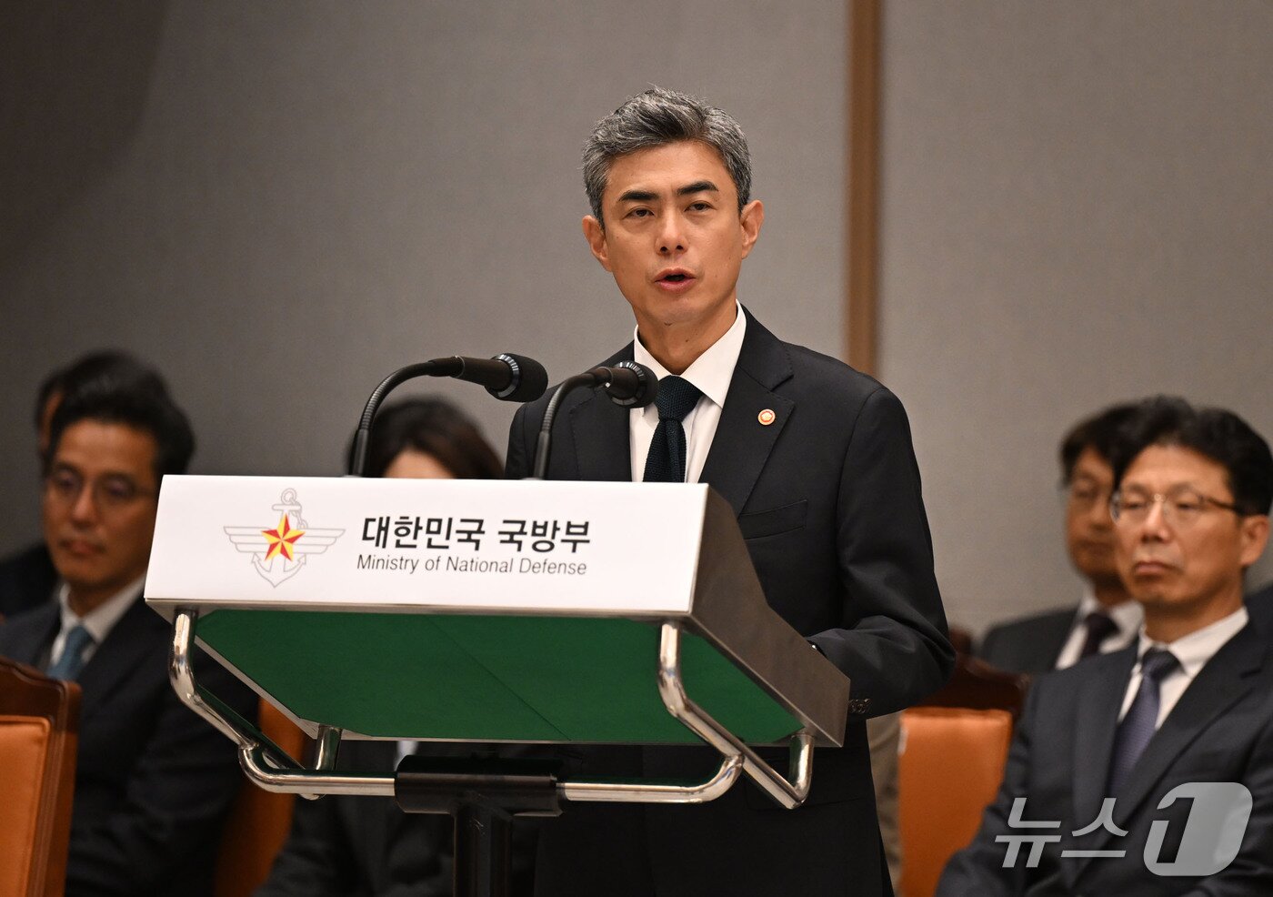 본문 이미지 - 강신철 국방부 장관이 7일 서울 용산구 국방부에서 열린 국방위원회의 국방부 등에 대한 국정감사에서 업무보고를 하고 있다. 2026.10.7 ⓒ 뉴스1 국회사진기자단