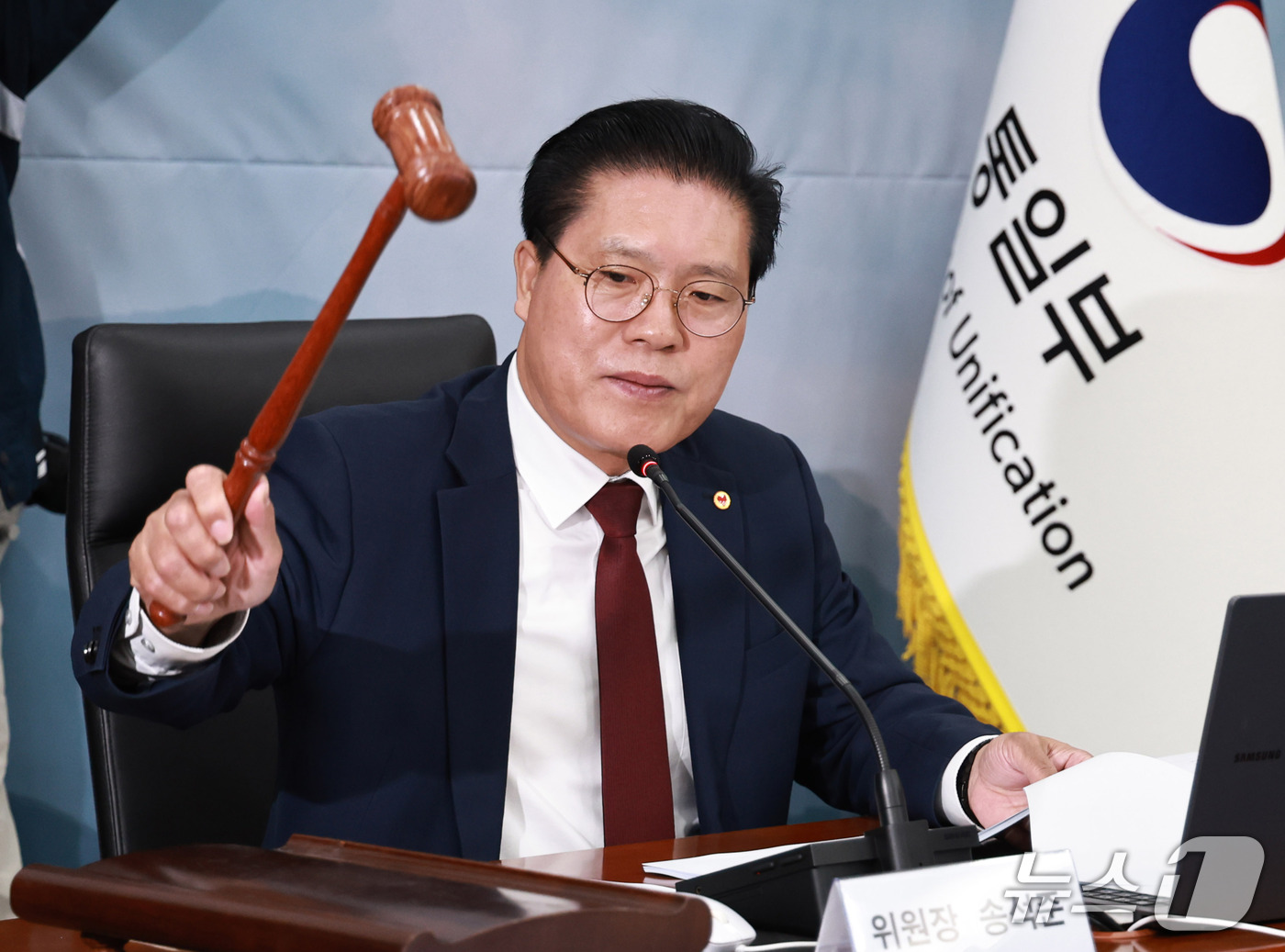 (서울=뉴스1) 구윤성 기자 = 송석준 국회 외교통일위원장이 7일 서울 종로구 통일부 남북회담본부에서 열린 통일부 등에 대한 국정감사에서 의사봉을 두드리고 있다. 2026.10.7 …