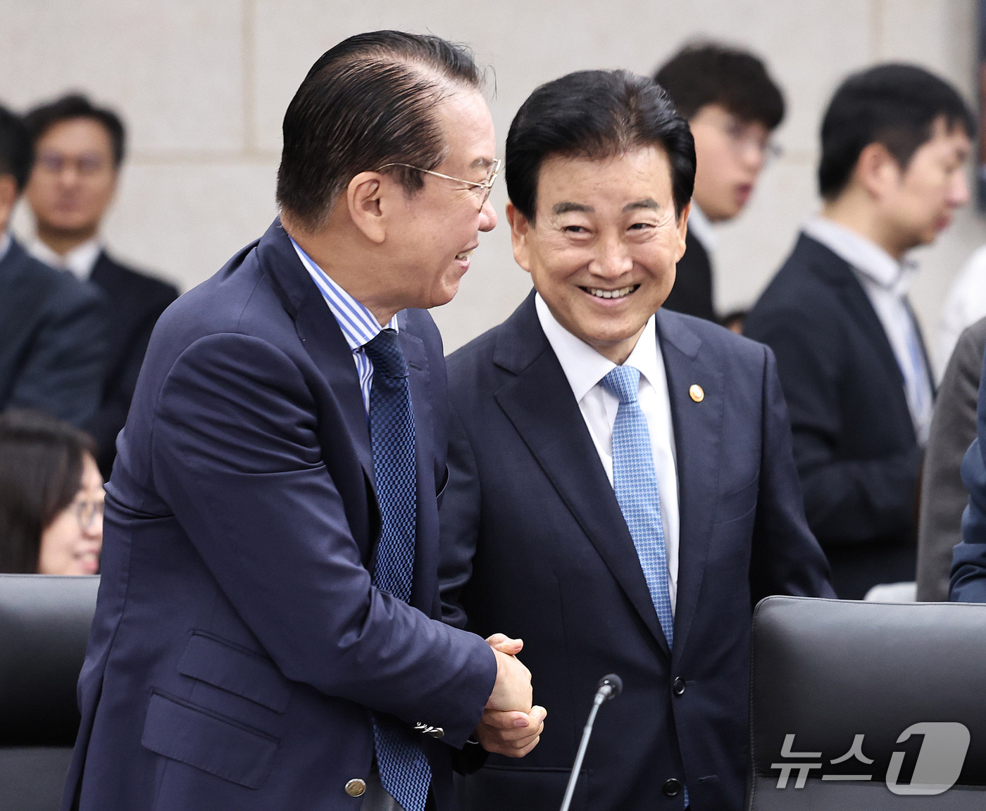 (서울=뉴스1) 구윤성 기자 = 정동영 통일부 장관(오른쪽)과 통일부 장관을 역임했던 권영세 국민의힘 의원이 7일 서울 종로구 통일부 남북회담본부에서 열린 국회 외교통일위원회의 통 …